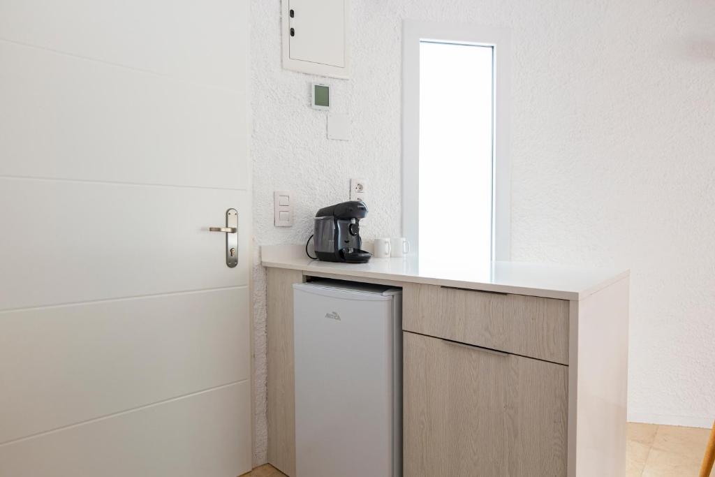 A kitchen or kitchenette at Agi Castell Mar