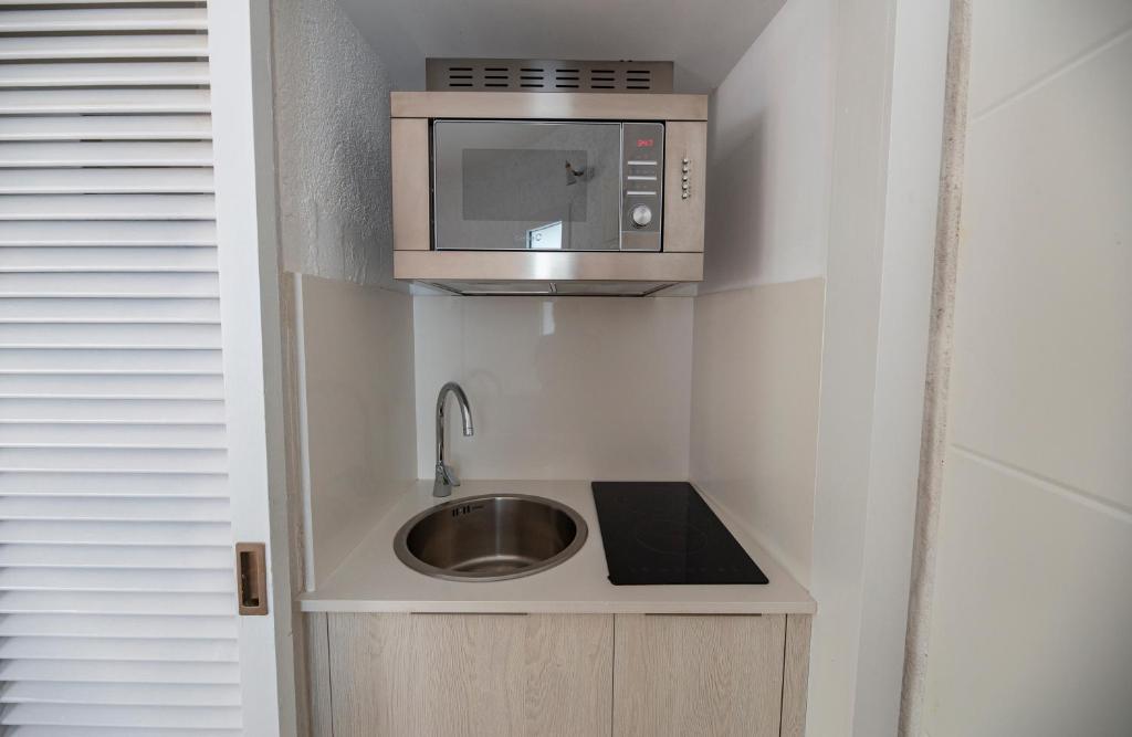 A kitchen or kitchenette at Agi Castell Mar