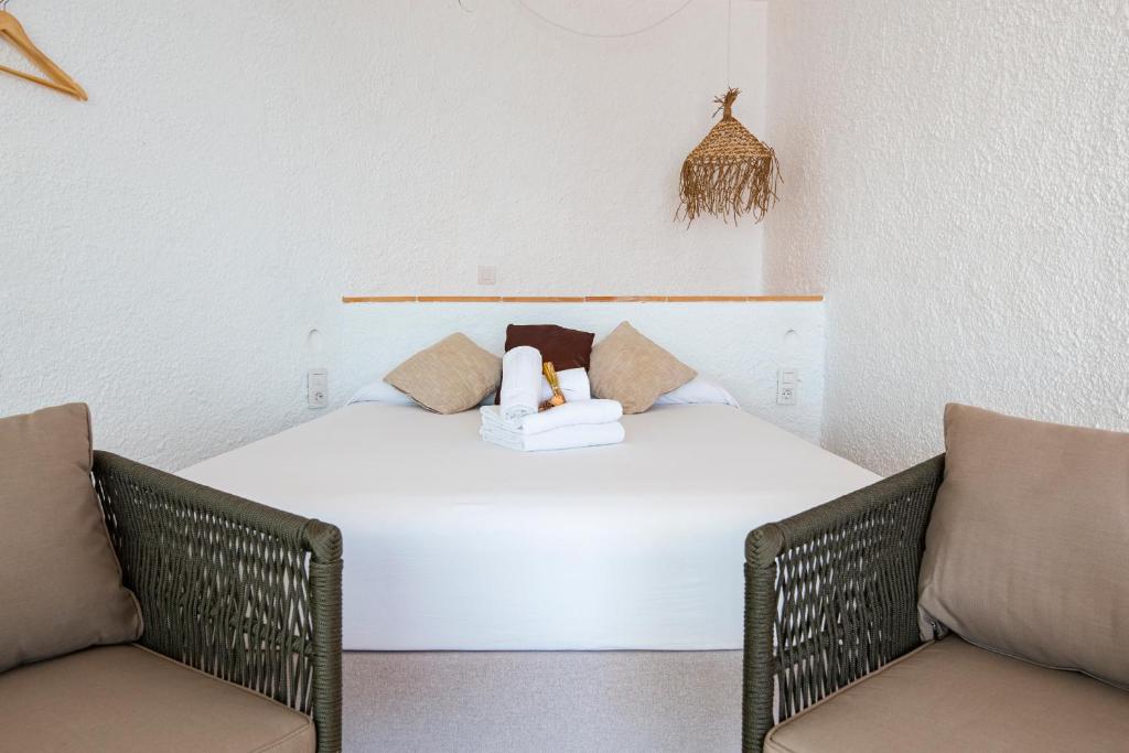 A bed or beds in a room at Agi Castell Mar