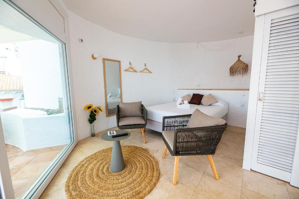 A seating area at Agi Castell Mar