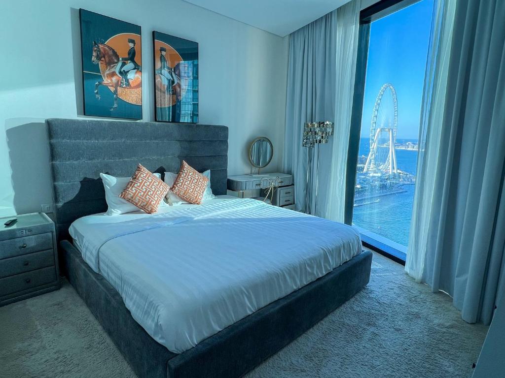 A bed or beds in a room at Address Beach Resort JBR