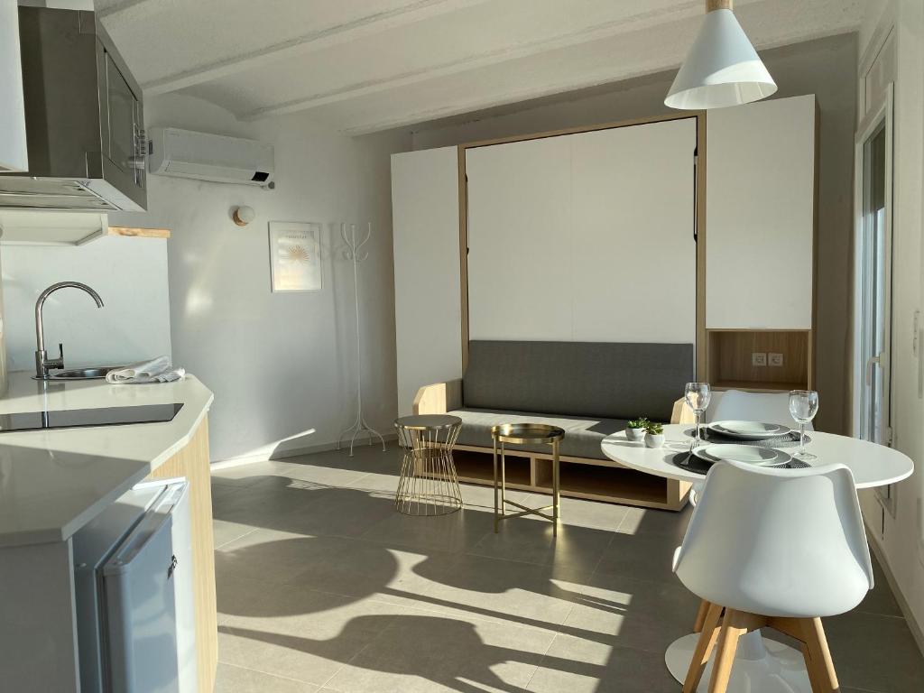 A kitchen or kitchenette at Agi Castell Mar