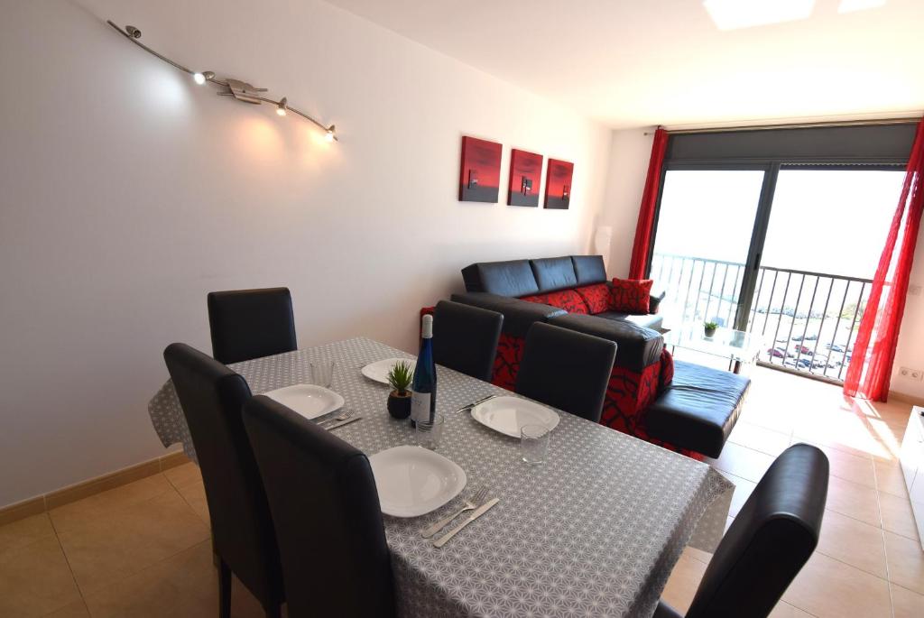 Televízia a/alebo spoločenská miestnosť v ubytovaní Apartamento con piscina y vistas al mar ref 154
