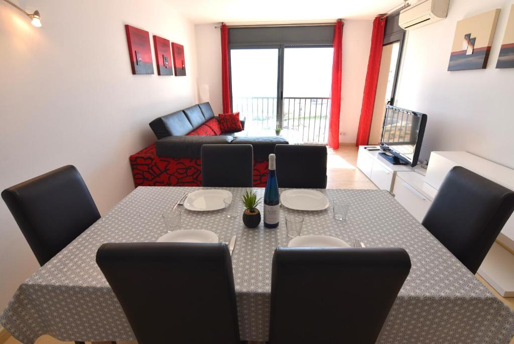 Posedenie v ubytovaní Apartamento con piscina y vistas al mar ref 154