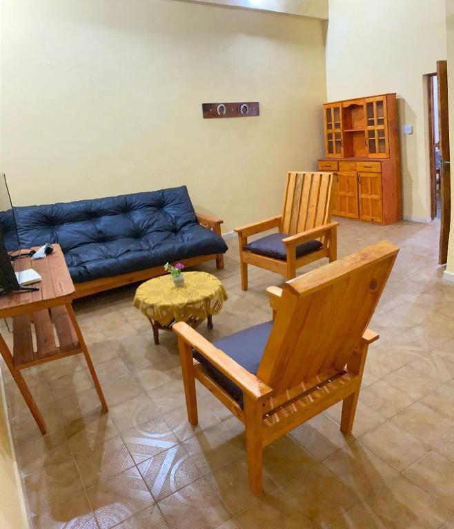 - un salon avec un canapé bleu et deux chaises dans l'établissement Luz maria, à Empedrado