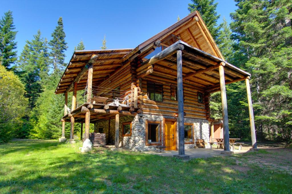 a log cabin in the middle of a forest at Cozy Easton Cabin with Wenatchee Natl Forest Views! in Cabin Creek