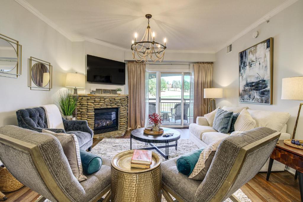 Posezení v ubytování Elegant Pigeon Forge Condo with Golf Course View!
