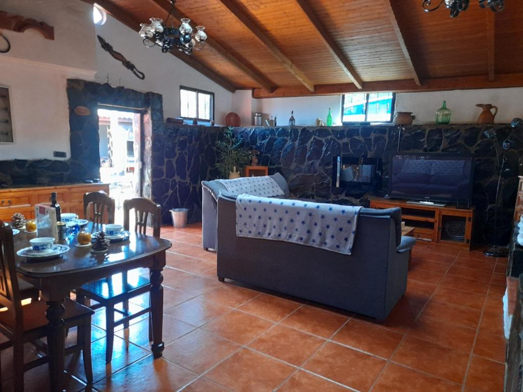 a living room with a couch and a table at Casa La Gollada in Cazadores