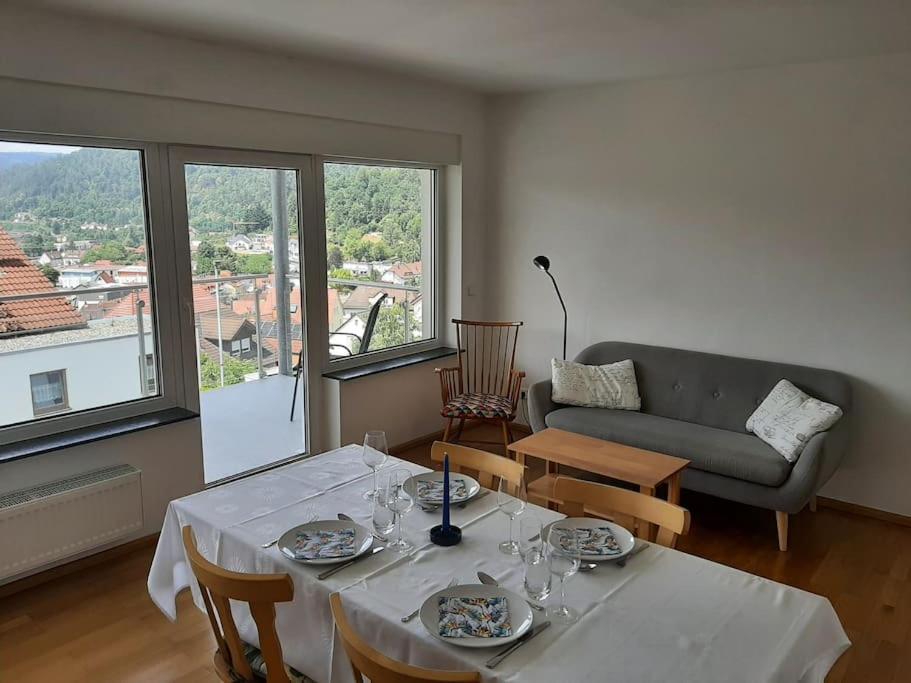 ein Wohnzimmer mit einem Tisch und einem Sofa in der Unterkunft Ferienwohnung mit Neckarblick in Eberbach