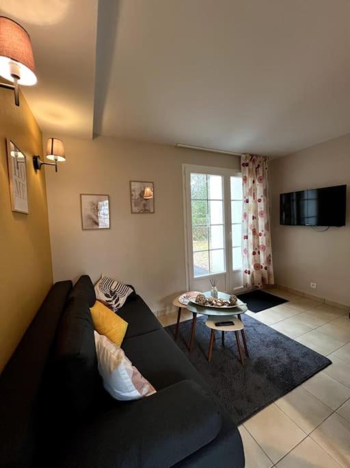 un salon avec un canapé et une table dans l'établissement Bateau - Maison sous les pins, à Longeville-sur-Mer