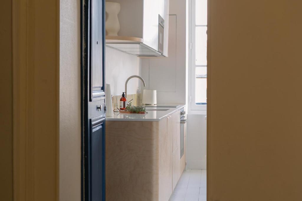 Una cocina o kitchenette en Superbe appartement design au coeur de Versailles, tout &agrave; pied