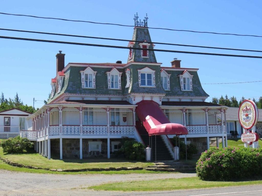 uma grande casa com um grande objecto vermelho na frente em Manoir Guay Lafontaine em Rimouski