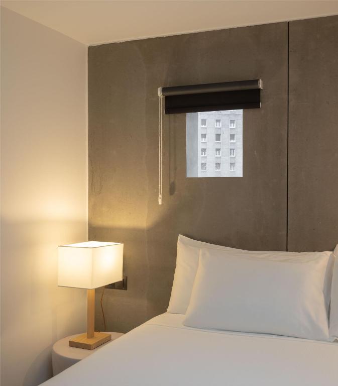 Postel nebo postele na pokoji v ubytování Hotel Tayko Bilbao