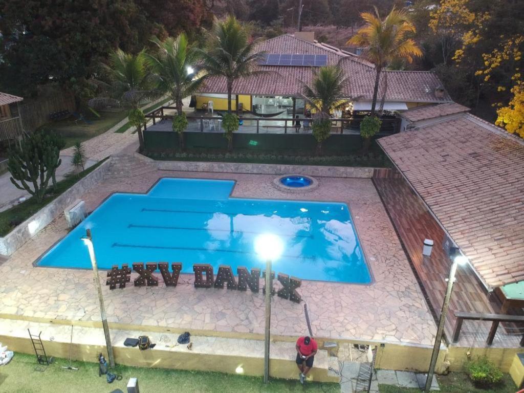 una vista aérea de una piscina en Sítio Terra Bella, en Esmeraldas