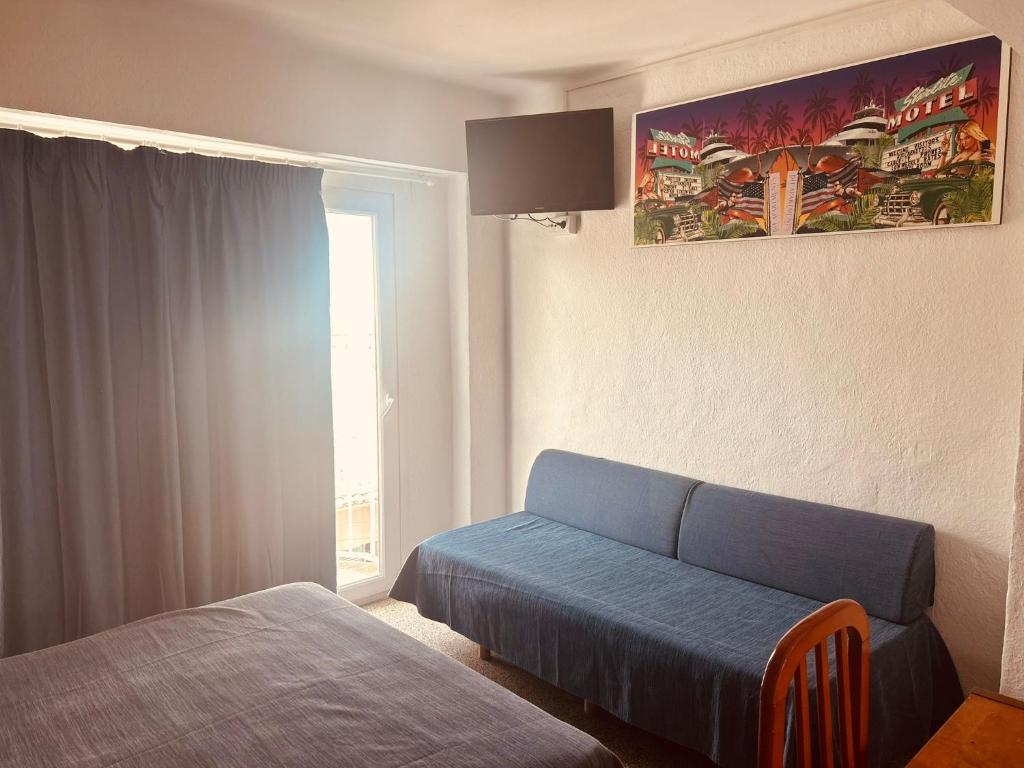 Habitación de hotel con cama y ventana en SB Arenal en El Arenal
