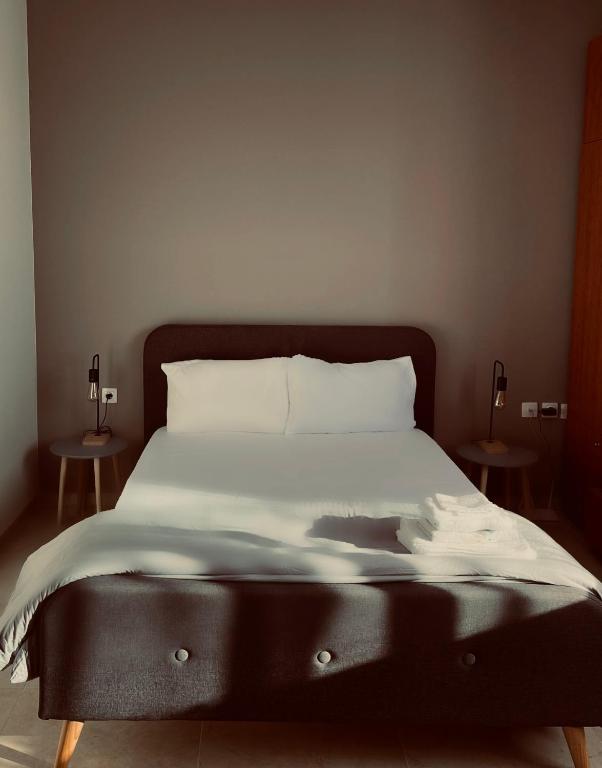 - un lit dans une chambre avec 2 tables de chevet dans l'établissement Sunny apartment 1, à Serres