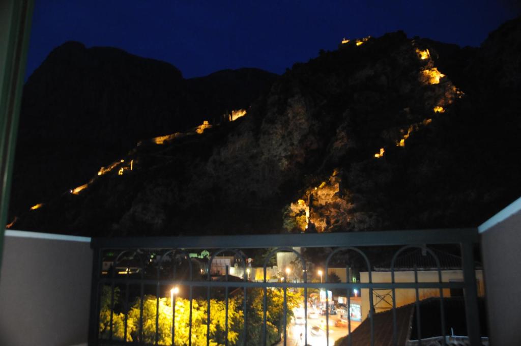 Nespecifikovaný výhled na hory nebo výhled na hory při pohledu z hotelu