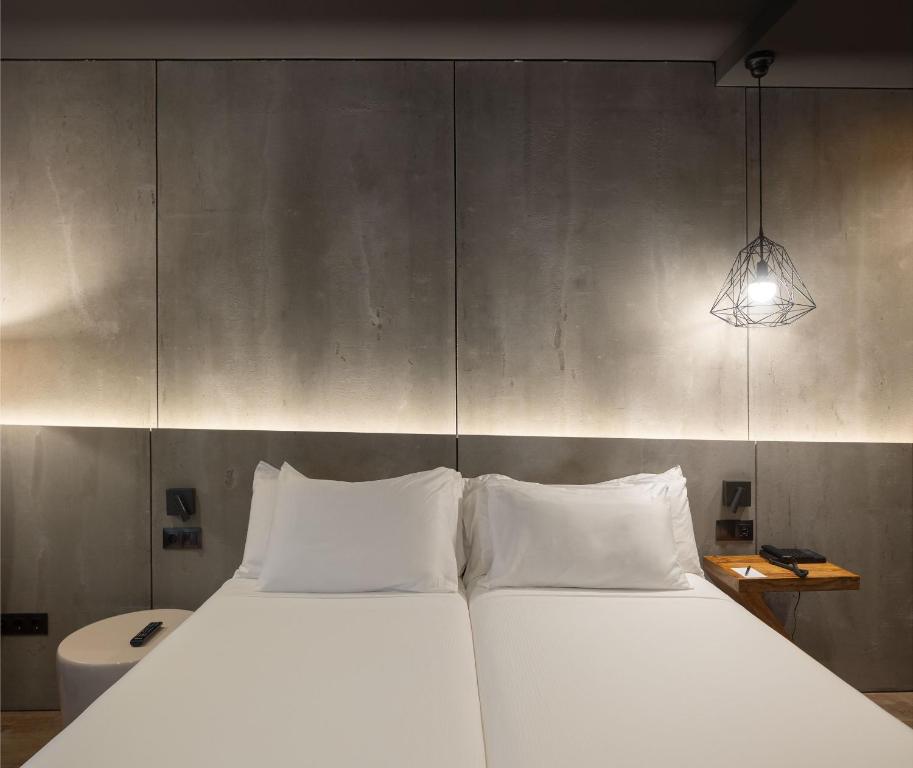 Postel nebo postele na pokoji v ubytování Hotel Tayko Bilbao