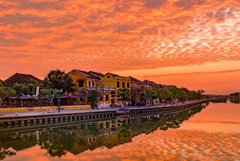 Hoàng hôn buông xuống, phố Hội chậm lại và những khoảnh khắc bên bạn bè bỗng trở nên đáng nhớ hơn.
