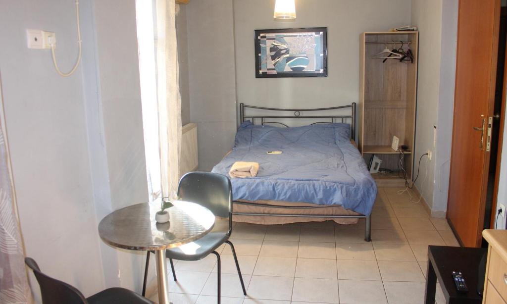 ein kleines Schlafzimmer mit einem Bett und einem Tisch in der Unterkunft Stunning one Bedroom Studio in thessaloniki in Thessaloniki