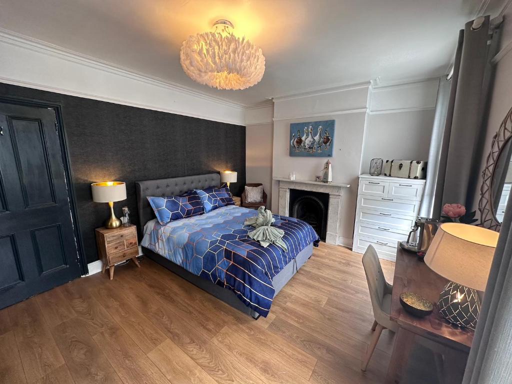 sypialnia z łóżkiem i żyrandolem w obiekcie Large Bedroom in beautiful house w Londynie