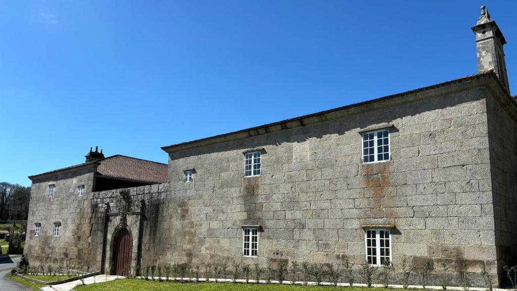 stary kamienny budynek z wieżą w obiekcie Pazo de San Pedro de Bembibre w mieście Taboada