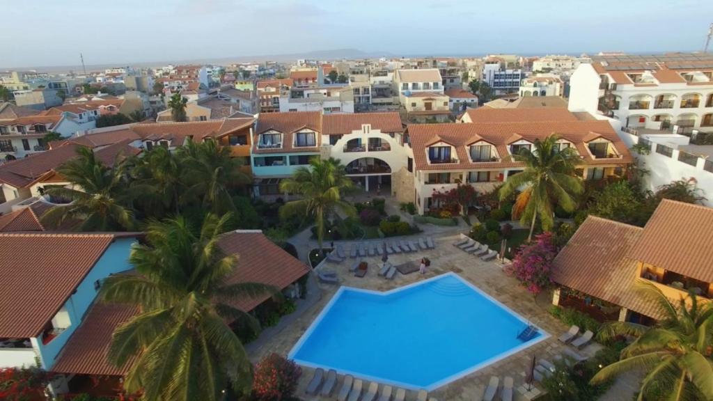 - une vue aérienne sur un complexe avec une piscine dans l'établissement Porto Antigo 2- lovely studio 32, à Santa Maria