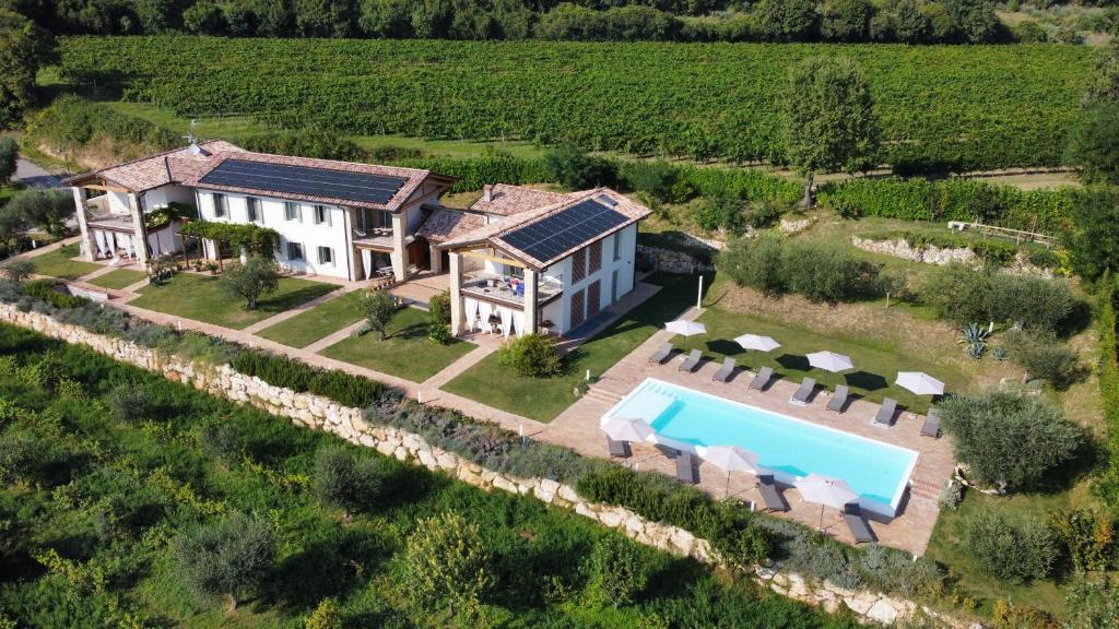 una vista aérea de una casa con piscina en Casa Olivi Apartments, en Bardolino