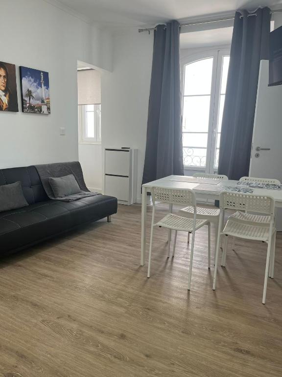 a living room with a white table and a couch at PÉROLA DO BOCAGE - no coração de Setúbal in Setúbal