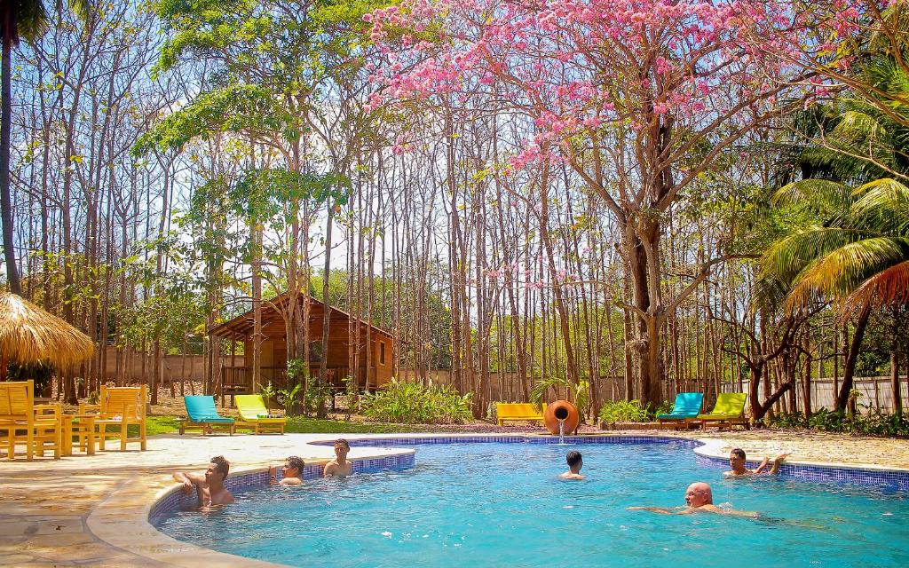un grupo de personas en una piscina en Hotel Amigo Nicaragua, en Nindirí