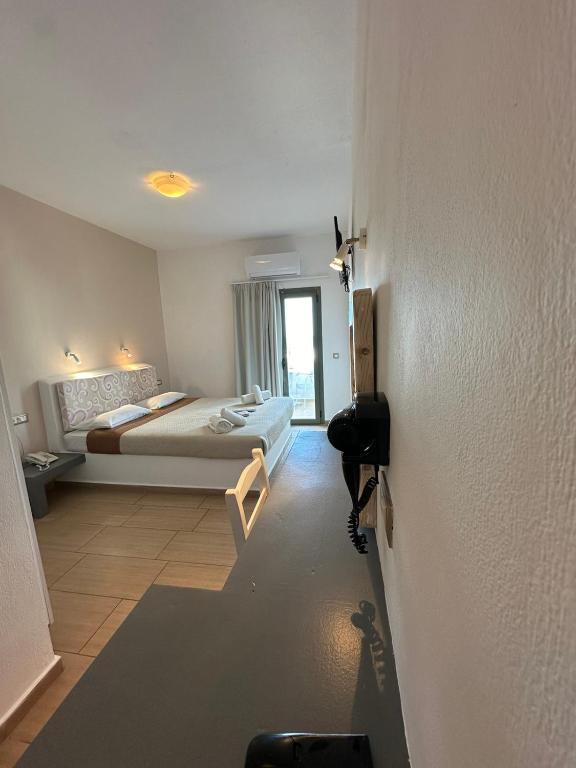 Postel nebo postele na pokoji v ubytování OMIROS HOTEL