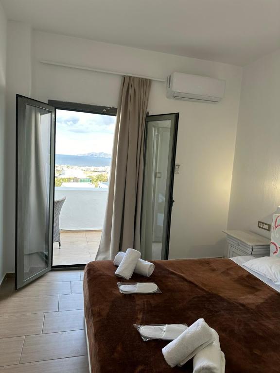 Postel nebo postele na pokoji v ubytování OMIROS HOTEL