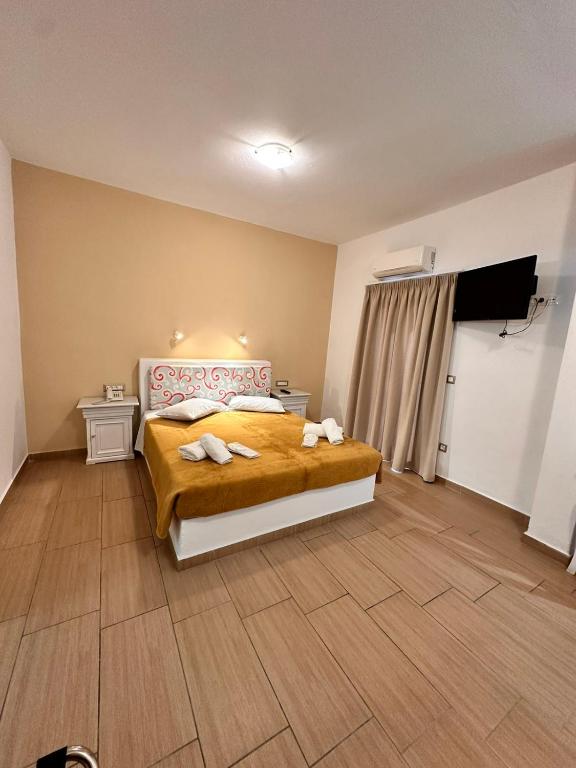 Postel nebo postele na pokoji v ubytování OMIROS HOTEL