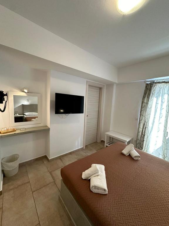 TV a/nebo společenská místnost v ubytování OMIROS HOTEL