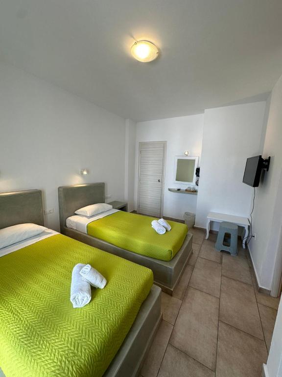 Postel nebo postele na pokoji v ubytování OMIROS HOTEL