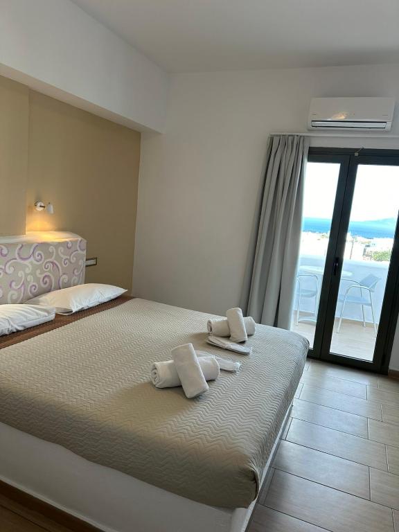 Postel nebo postele na pokoji v ubytování OMIROS HOTEL