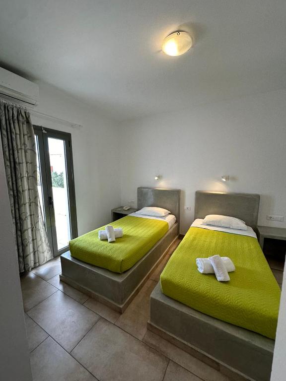 Postel nebo postele na pokoji v ubytování OMIROS HOTEL