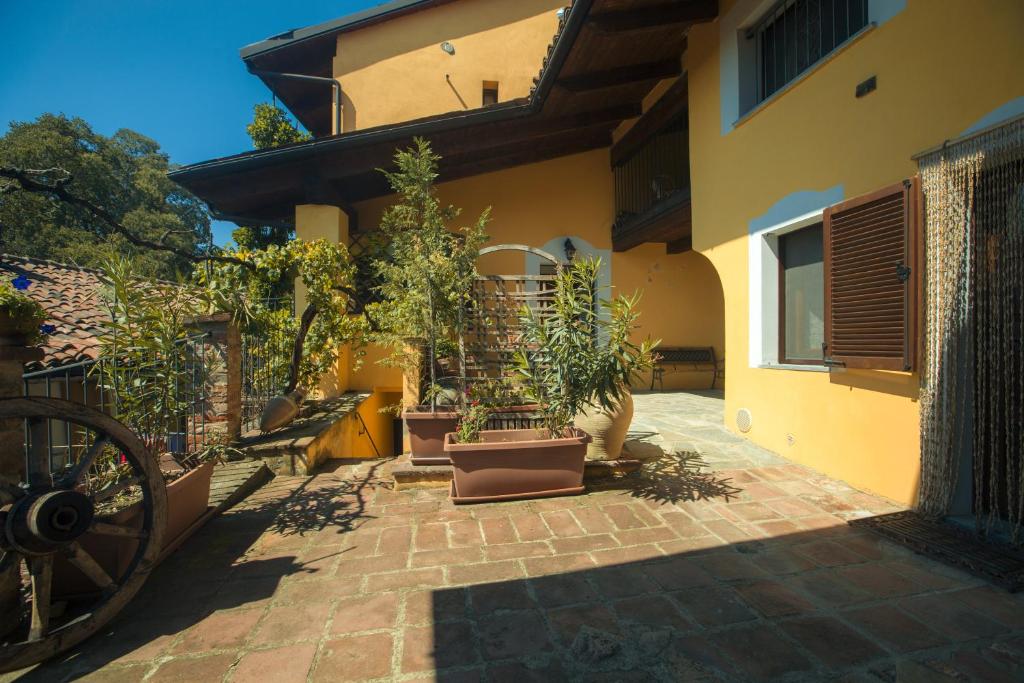 a courtyard of a house with potted plants at Cà Borgo Vecchio in Brusasco