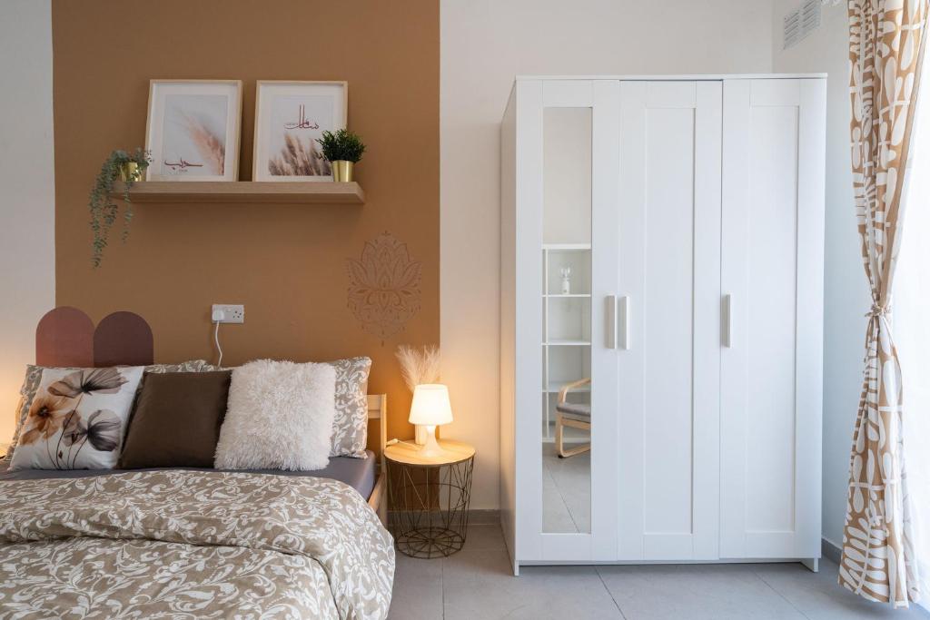 a bedroom with a bed and a sliding glass door at LA88 Sweet Home in San Ġwann