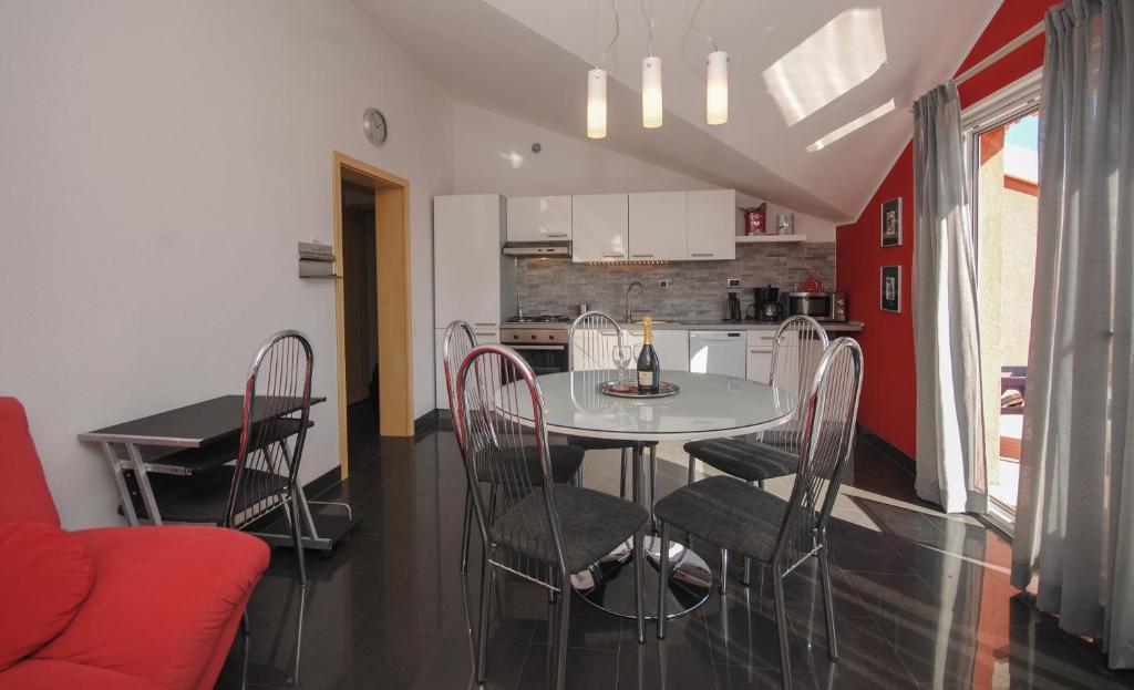 Kuchyňa alebo kuchynka v ubytovaní Red Sunset Apartments