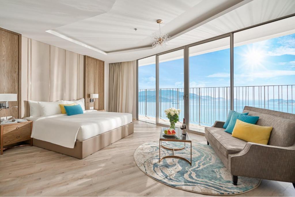 um quarto de hotel com uma cama e um sofá em Oceanfront Panorama Nha Trang em Nha Trang