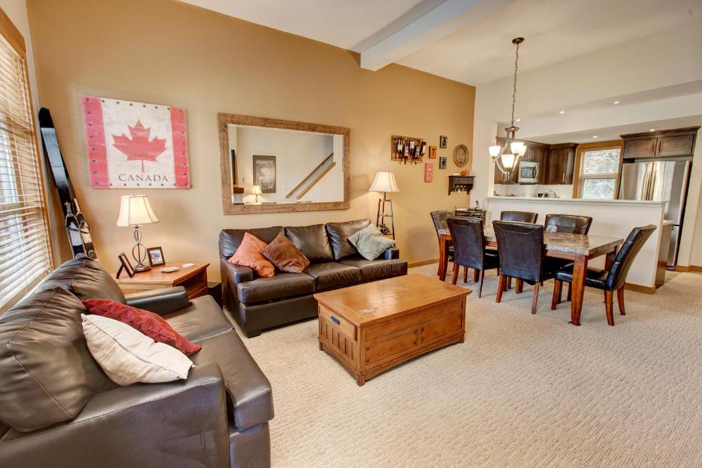 uma sala de estar com um sofá e uma mesa em Mountain Star em Whistler