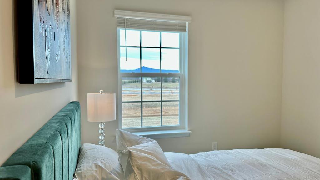 Luray Caverns New Townhome with 3 bedrooms with 1500sqft客房内的一张或多张床位