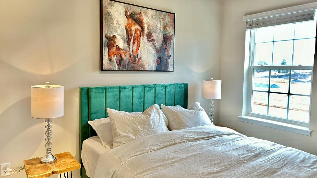 Luray Caverns New Townhome with 3 bedrooms with 1500sqft客房内的一张或多张床位