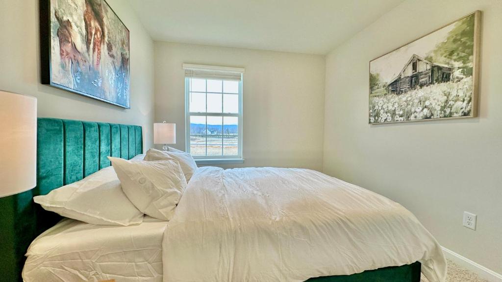 Luray Caverns New Townhome with 3 bedrooms with 1500sqft客房内的一张或多张床位