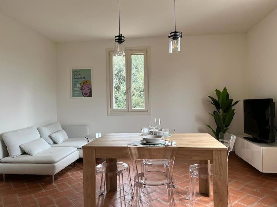 uma sala de estar com uma mesa e um sofá em Il nido em Cerreto Guidi