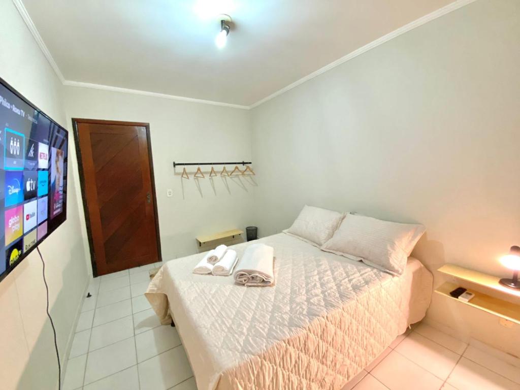 sypialnia z łóżkiem z dwoma ręcznikami w obiekcie Quarto privativo Velho Chico 1 w mieście Petrolina