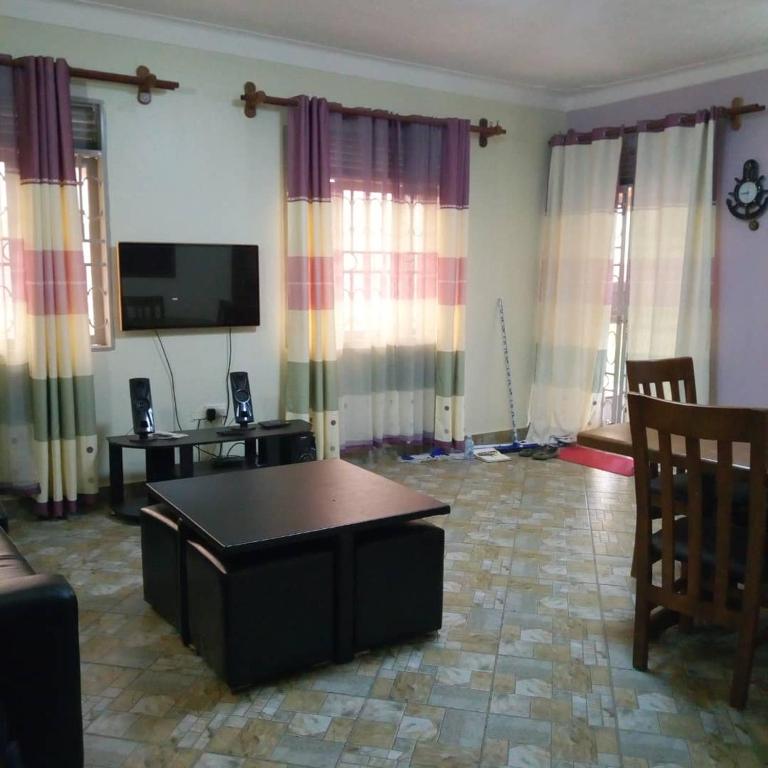 een woonkamer met een bank en een salontafel bij V.S.C Courts in Kampala