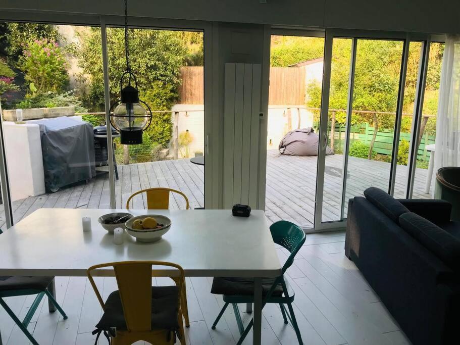 - un salon avec une table et des chaises dans l'établissement Maison Surf & Nature à Hendaye, à Hendaye