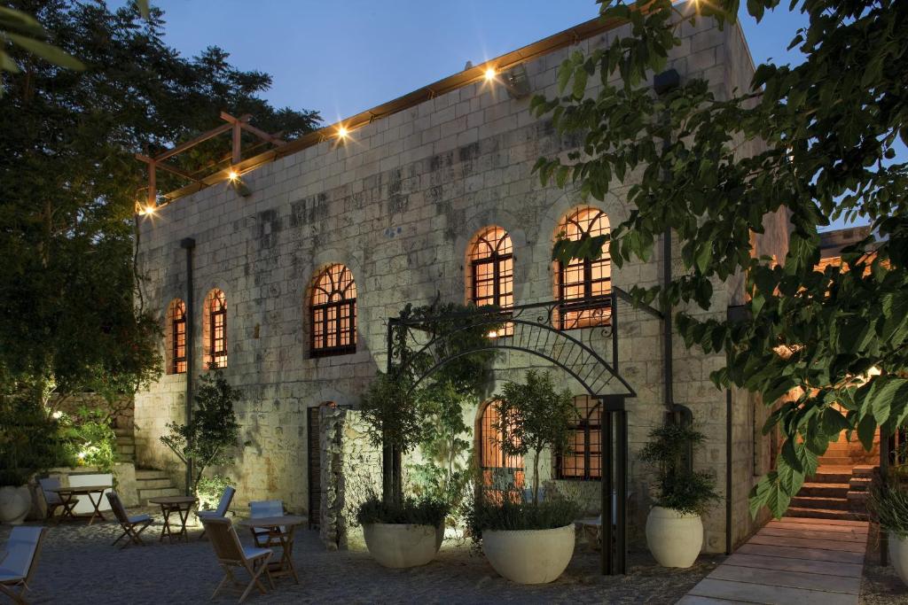 duży kamienny budynek z oświetleniem w obiekcie Alegra Boutique Hotel w Jerozolimie